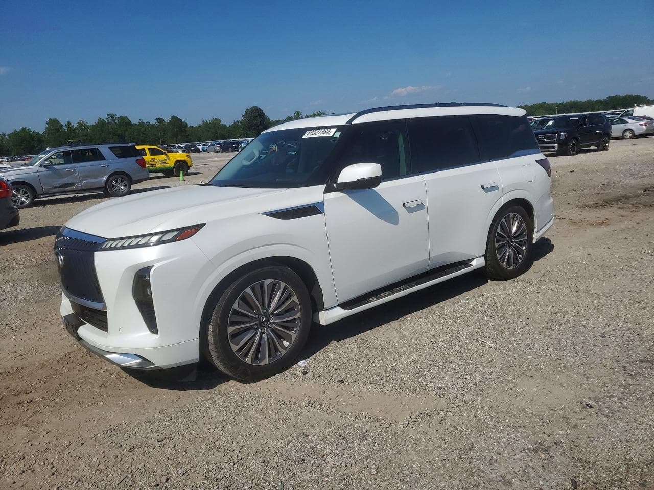 2025 INFINITI QX80 LUXE